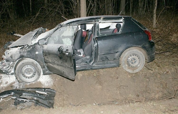 Toyota po wypadku (podlaska.policja.gov.pl)