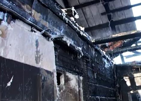 Szczątki domu po pożarze (YouTube)
