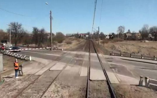 Pociąg mija przejazd na Białostockiej w Sokółce (YouTube)