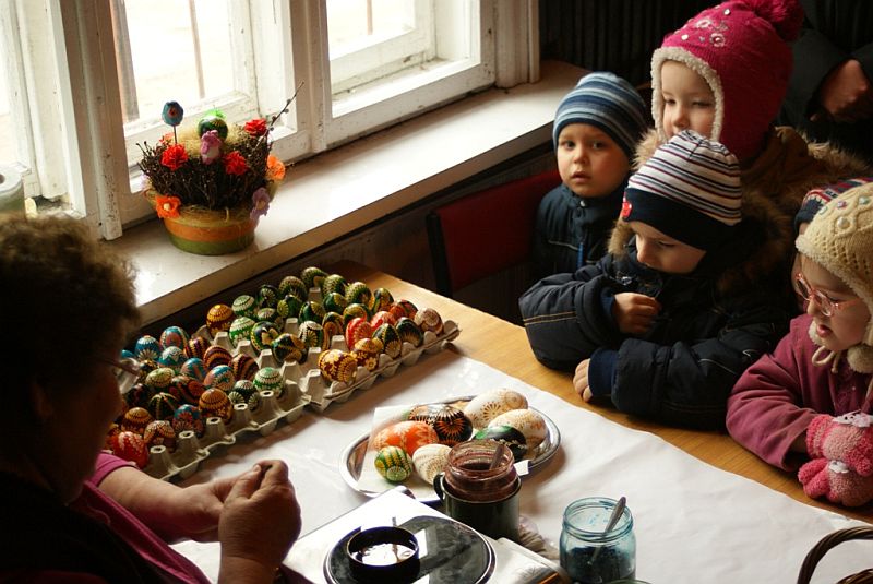 Dzieciaki śledziły pracę pisankarki z zainteresowaniem (mgok-db.za.pl)