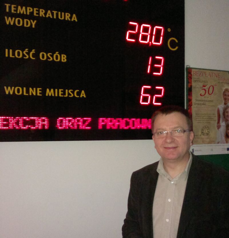 Mirosław Bielawski przy tablicy świetlnej (iSokolka.eu)