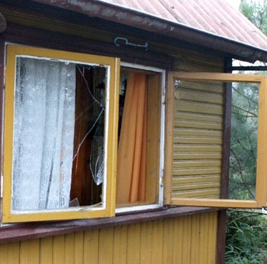 Zniszczone okno w jednej z altanek (podlaska.policja.gov.pl)