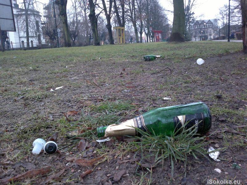 Butelek w parku dostatek (iSokolka.eu)