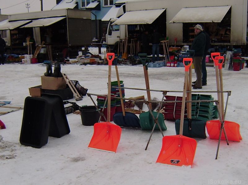 Spadł snieg, więc zaczęły sprzedawać się łopaty (iSokolka.eu)