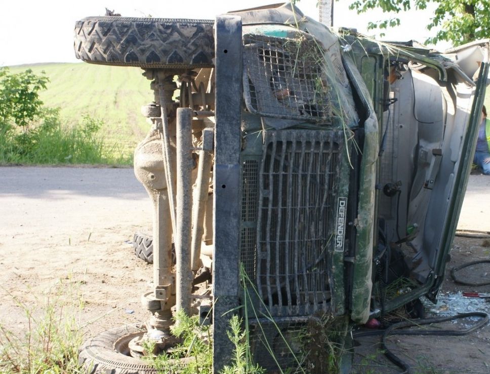 Land rover po wypadku (podlaska.policja.gov.pl)