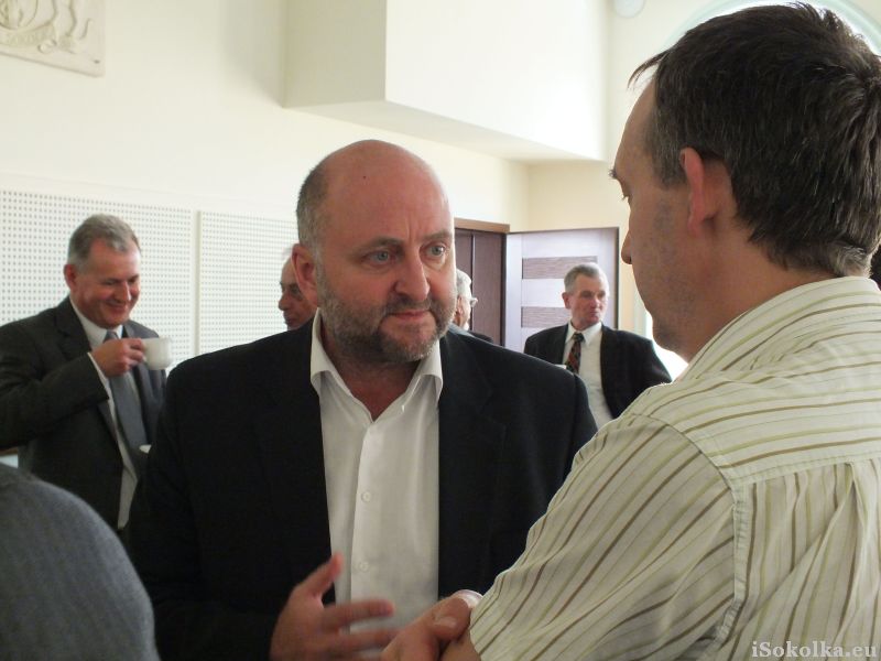 Krzysztof Szczebiot (w środku) w rozmowie z jednym z rodziców (iSokolka.eu)