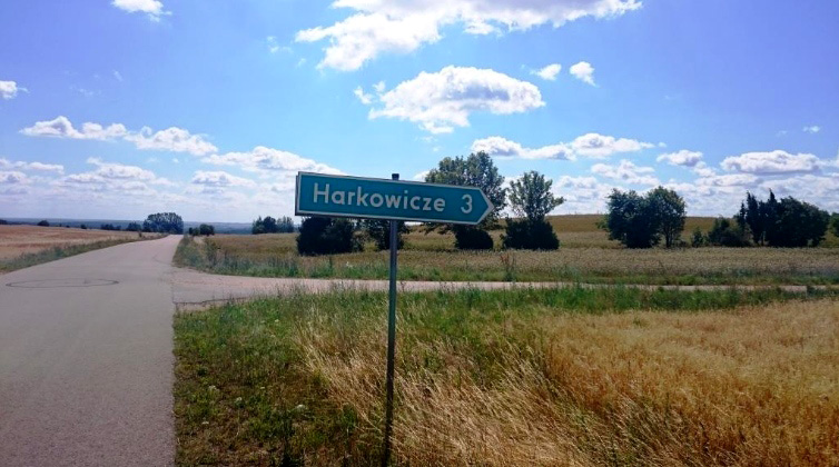 Znak z błędem informujący o wsi Harkowicze (Czytelnik)