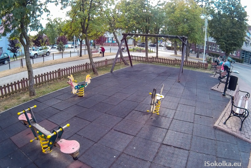 Plac zabaw na placu przy ulicy Piłsudskiego (iSokolka.eu)