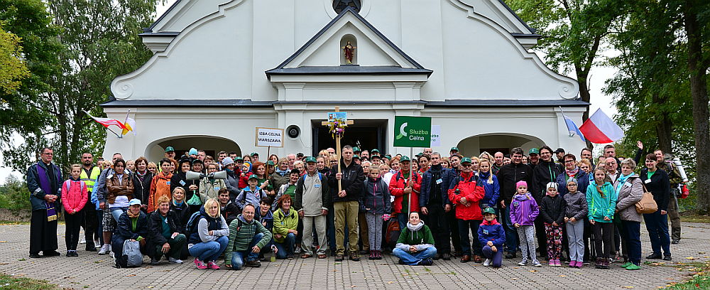 Pielgrzymi przed kościołem w Klimówce (iSokolka.eu)