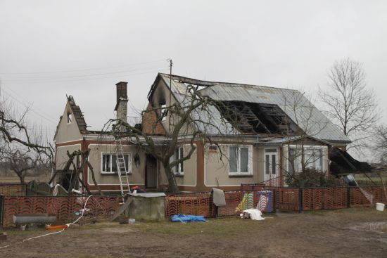 Dom zniszczony po pożarze (suchowola.pl)