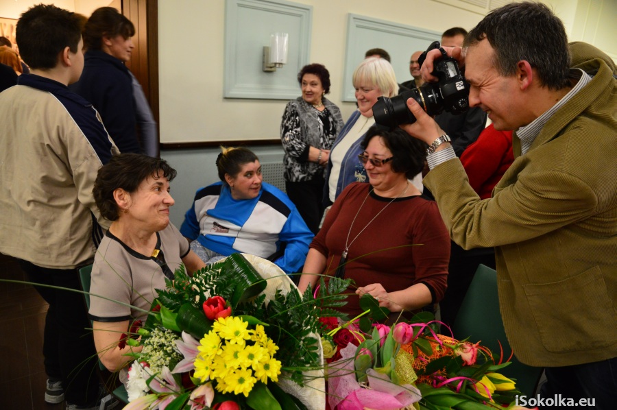 Grazyna Horosz (z lewej) kocha kwiaty (iSokolka.eu)