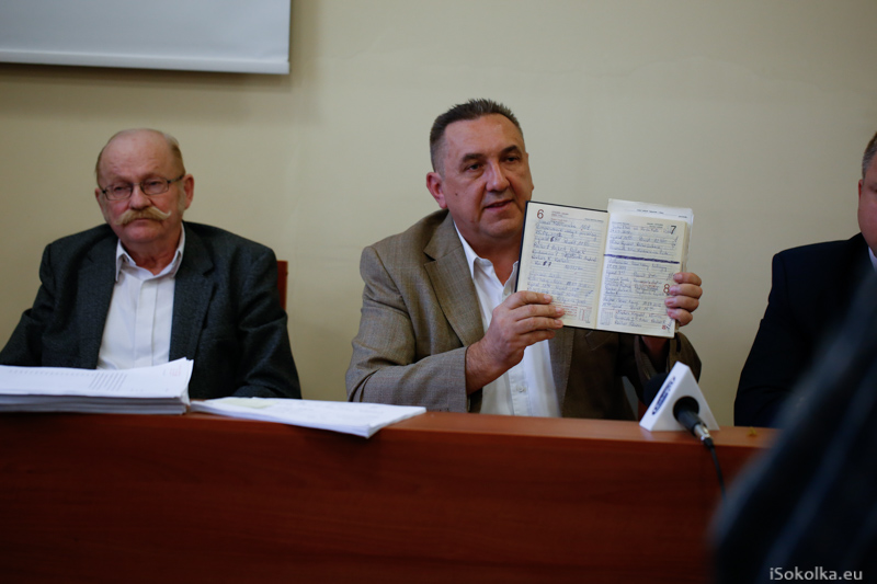 Posiedzenie Komisji Rewizyjnej z 7 paździenika 2016. Od lewej: Marian Rozmysłowicz i Antoni Cydzik (iSokolka.eu)
