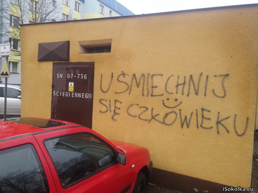 Napis na budynku przy ulicy Ściegiennego (iSokolka.eu) 