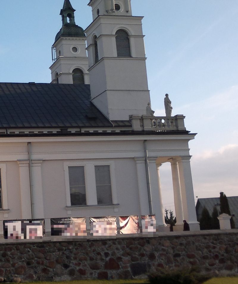 Drastyczne fotosy stanęły przed sokólskim kościołem (iSokolka.eu)