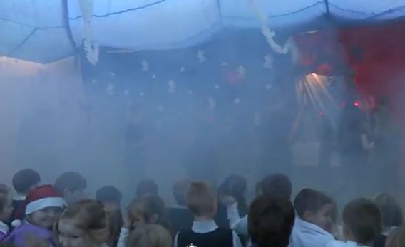 Diabełki znikły za sztucznym dymem (YouTube)
